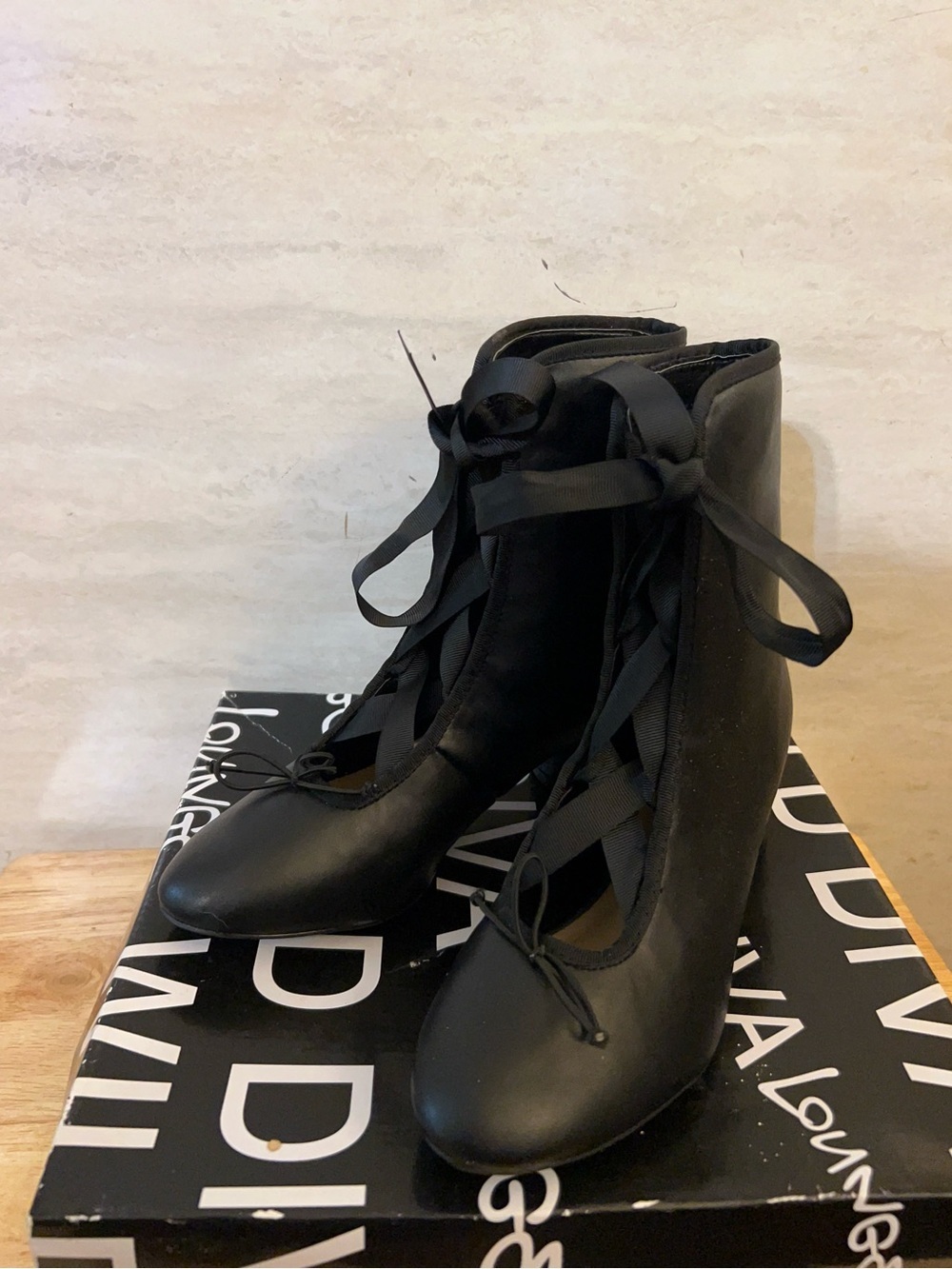 NIB-Wild Diva Lounge Mira-
03 Black Leatherette Grosgrain Ribbon Block Heel